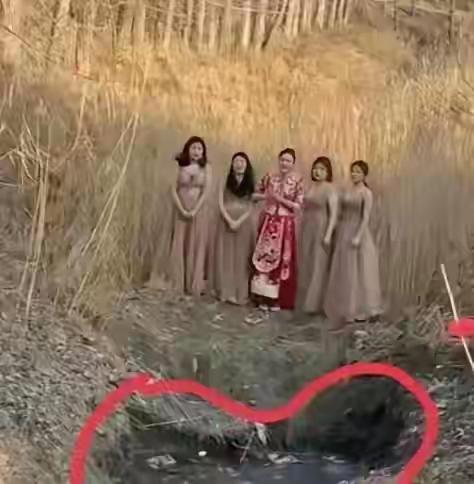 我真的搞不懂，为啥新娘和伴娘他们非要在这个地方拍照，难道有什么讲究吗？有人说，这