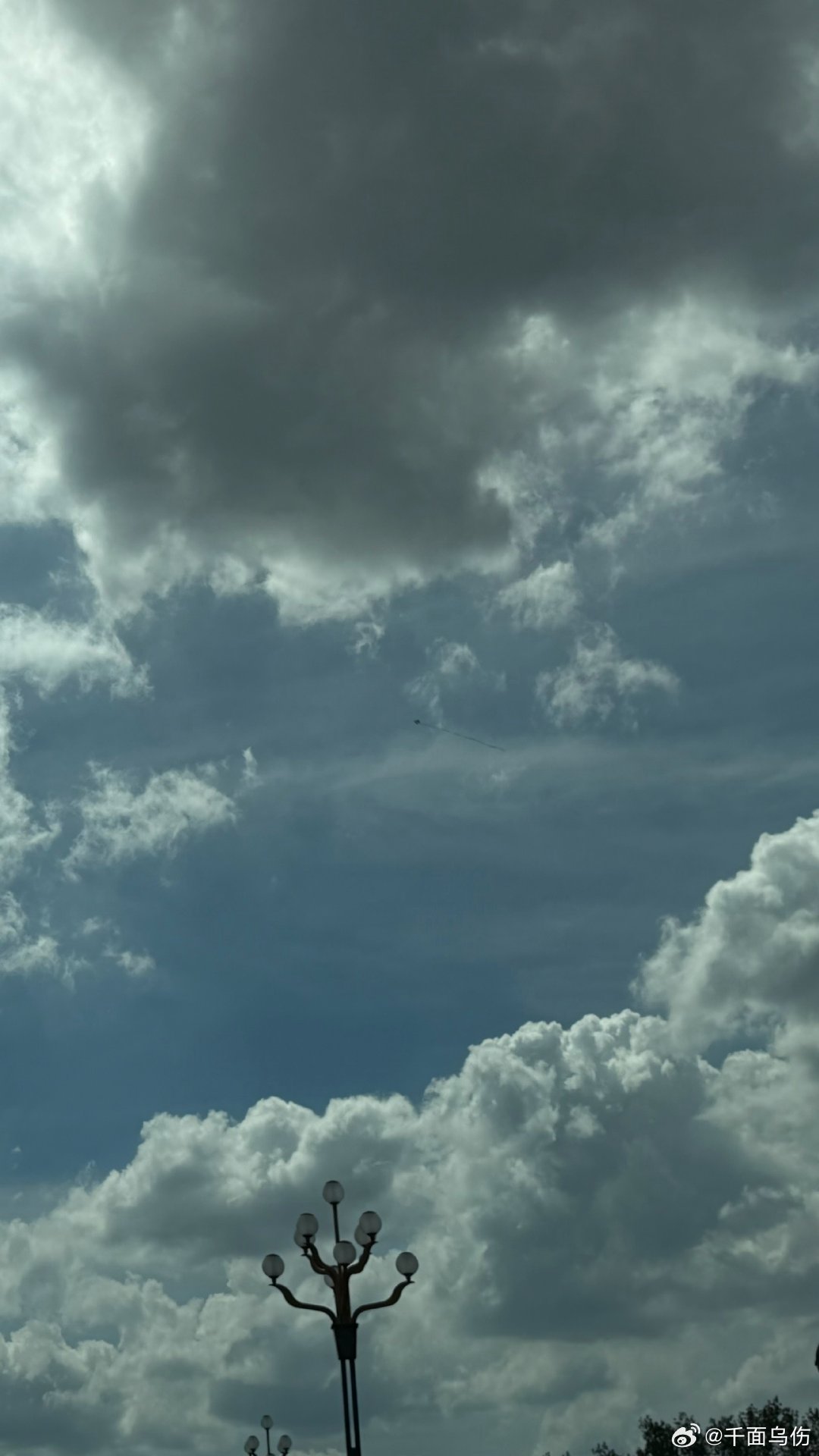 夏季的天空，变化多端的云让人浮想联翩。 金华
