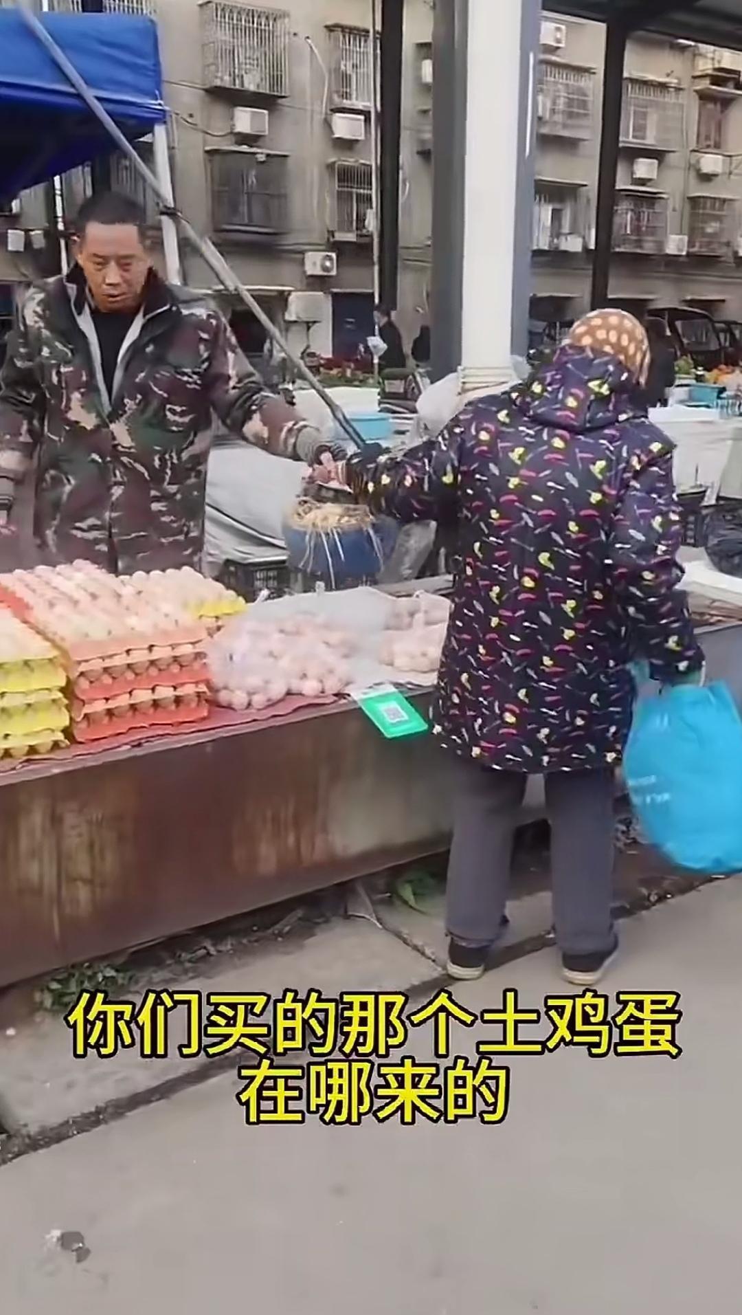老太太这是在干啥呀？竟然买洋鸡蛋来冒充土鸡蛋卖，这么一折腾，鸡蛋价格翻了好几倍，