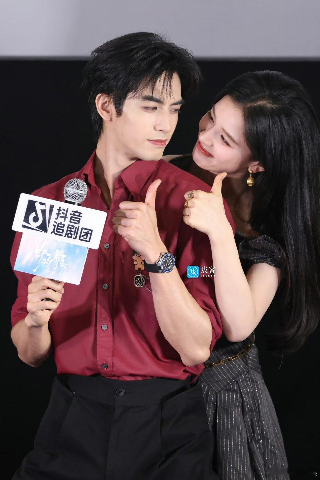 宋威龙张婧仪第二套 宋威龙张婧仪追剧团第二套哇哦，第二套造型太惊艳！宋威龙酒红色