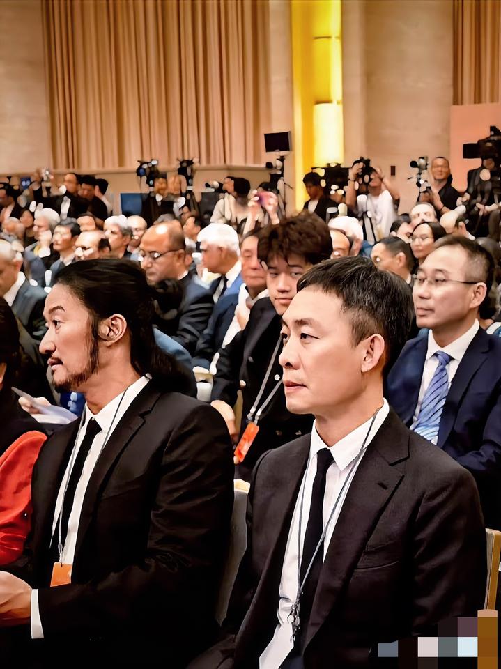 张译银发贵气，吴京造型引热议，全球文明对话会议亮点多

家人们，这次全球文明对话