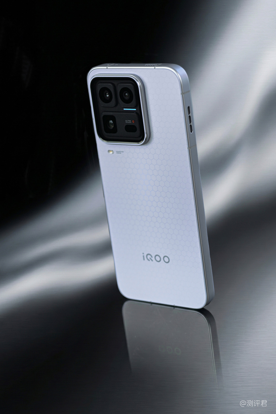 iqooiQOO15 Ultra 谁说游戏手机只有厚重黑色！后盖满铺细腻蜂窝纹路