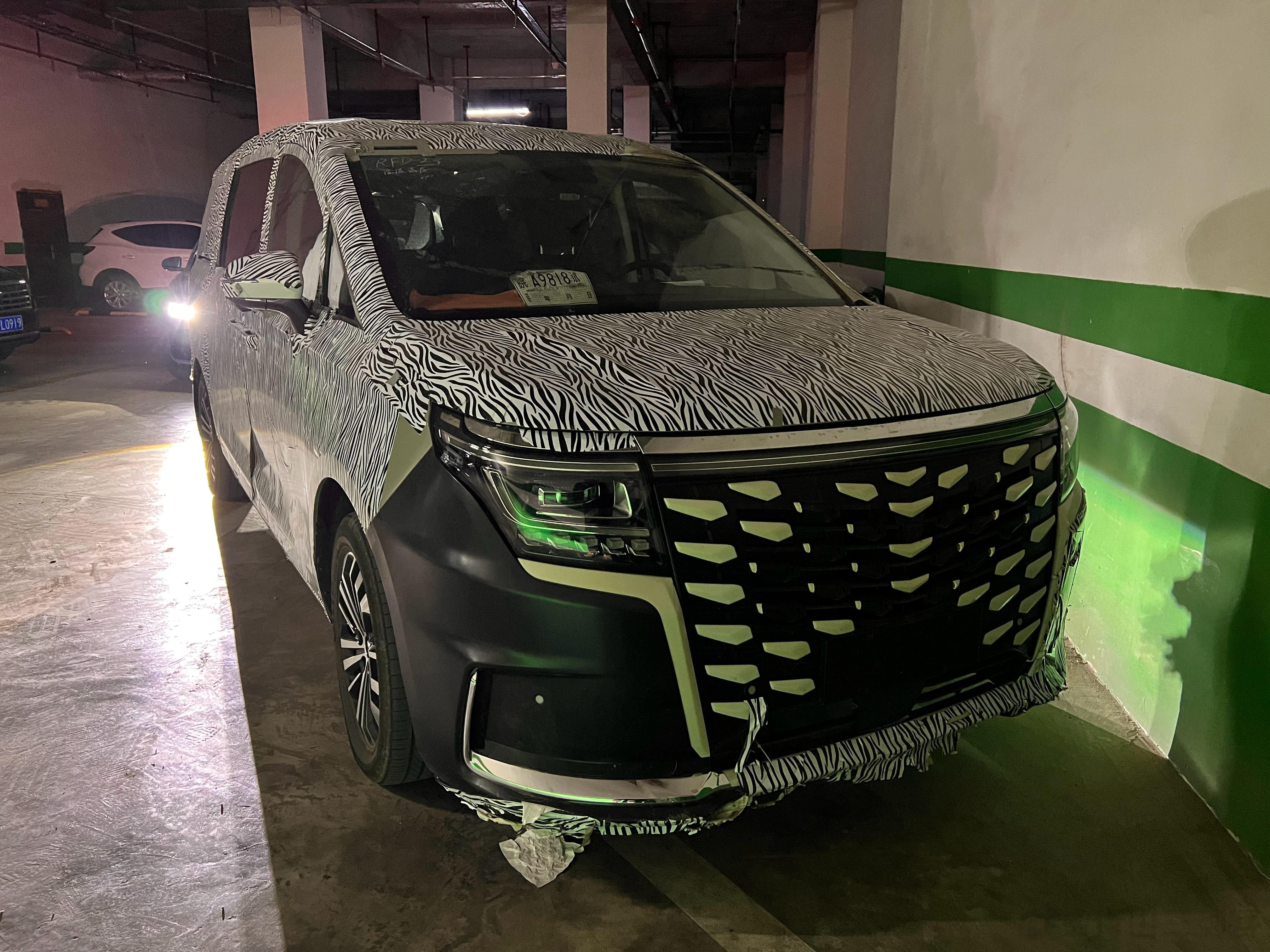 江淮瑞风RF8还在路上做测试标定中[笑而不语]体型气场是有，但细节和内饰质感跟M