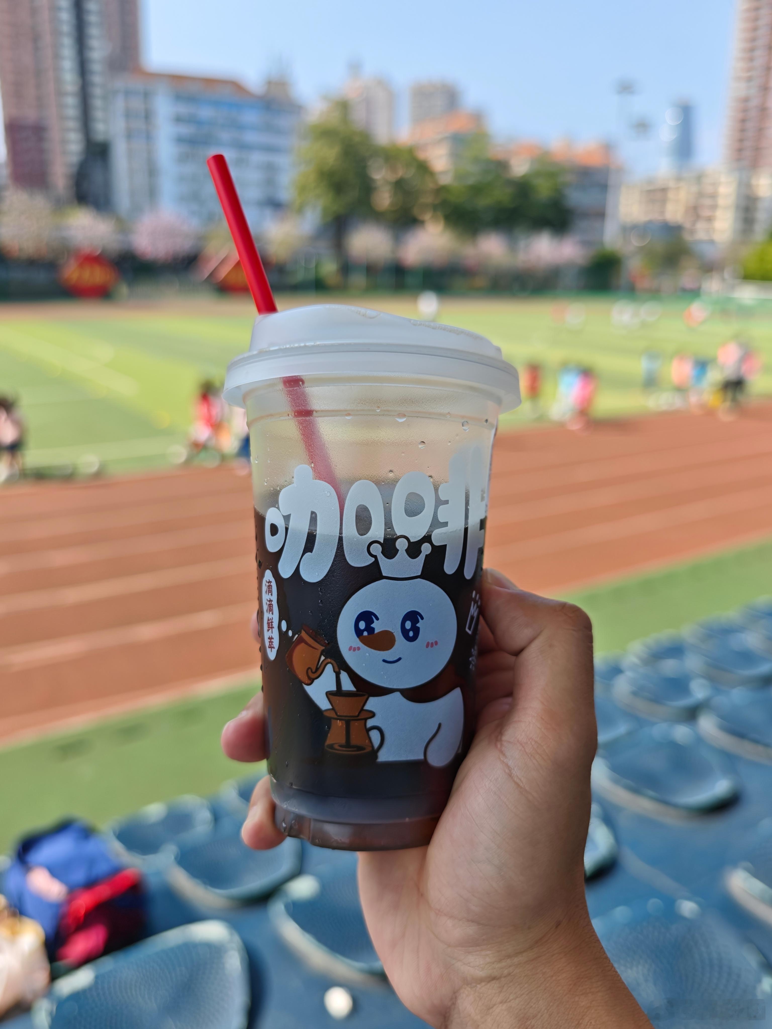 买了一杯雪王的冰美式，便宜是真便宜，难喝也是真难喝