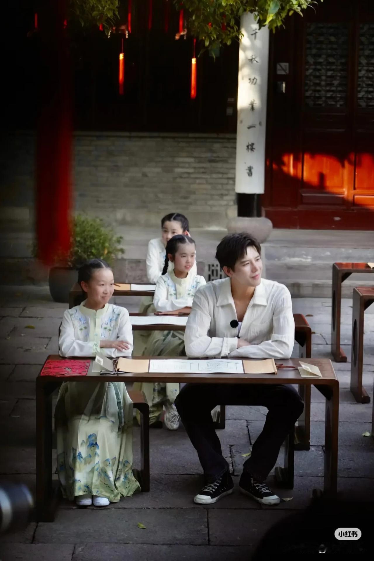 怎么会有人比电视帅这么多捏
王安宇 撒贝宁
在天一阁
小王好乖 不愧是娱乐圈的学