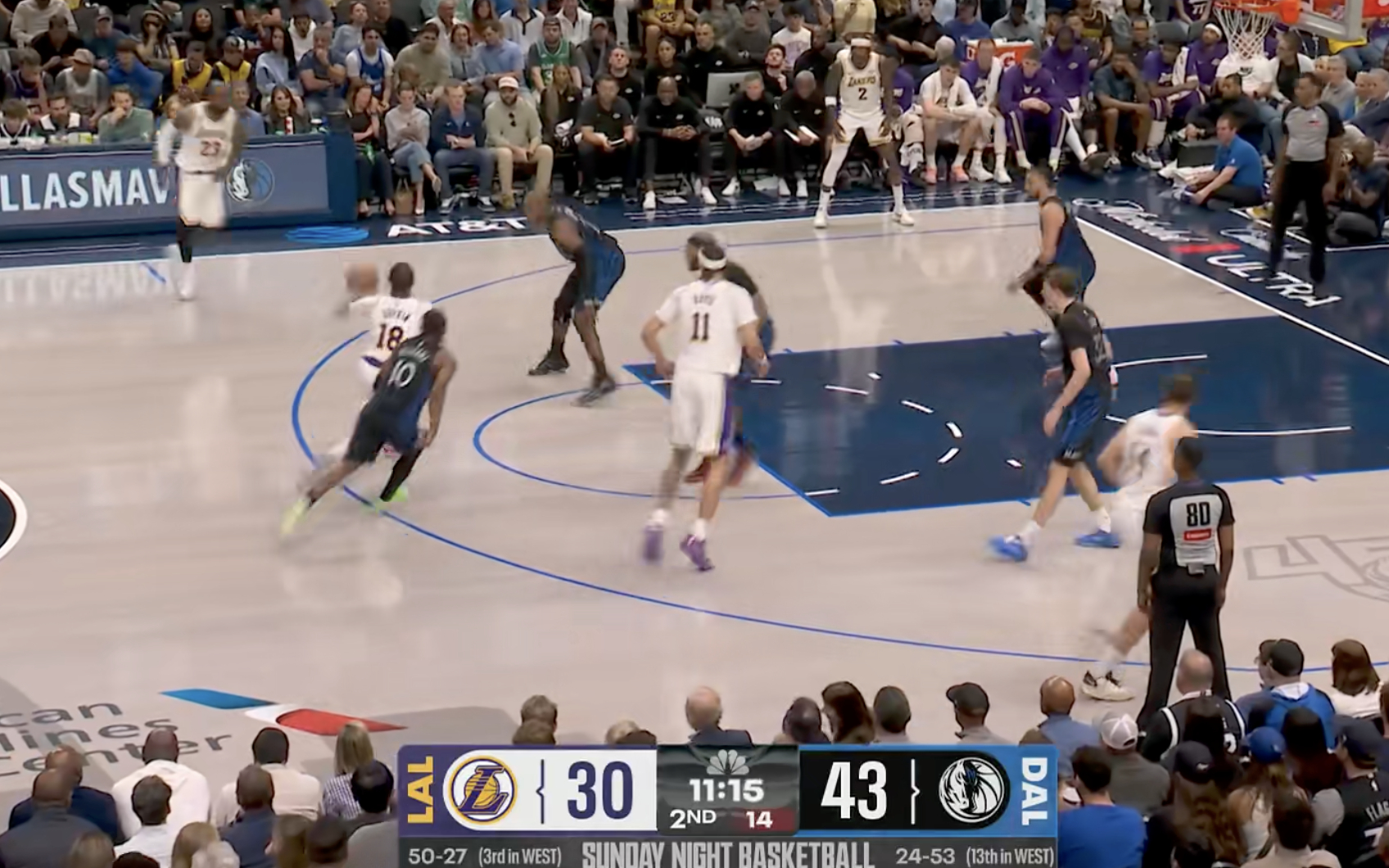 湖人场上阵容：詹姆斯、科比·巴夫金、海斯、范德彪、科勒贝尔。湖人vs独行侠