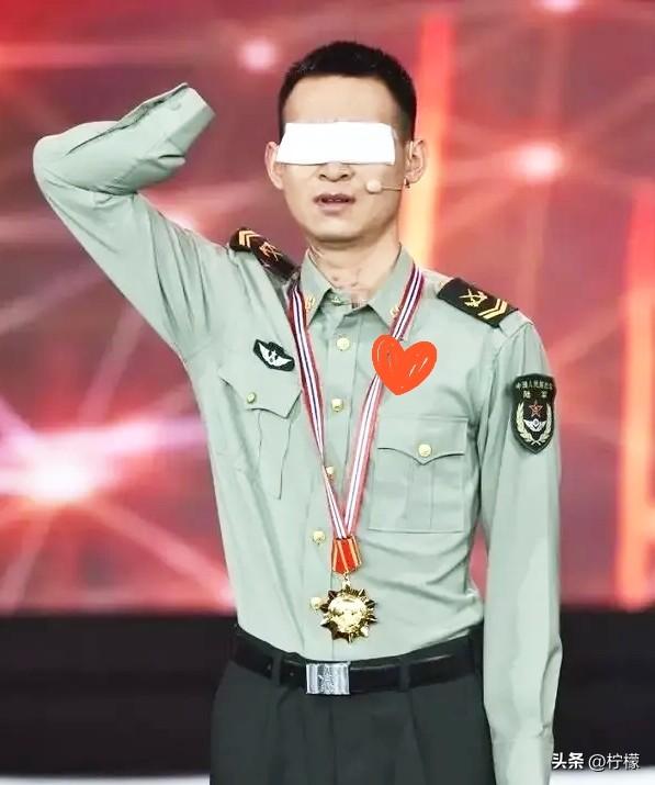 网上有人给杜富国算了笔账：
月津贴三万二，国家分了180平的房子，水电燃气全免。