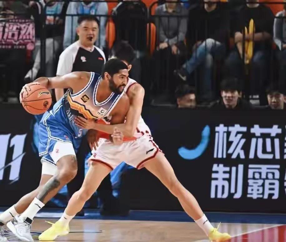 3月17日19:35，CBA常规赛焦点战，广东东阳光主场迎战新疆伊力特。广东18