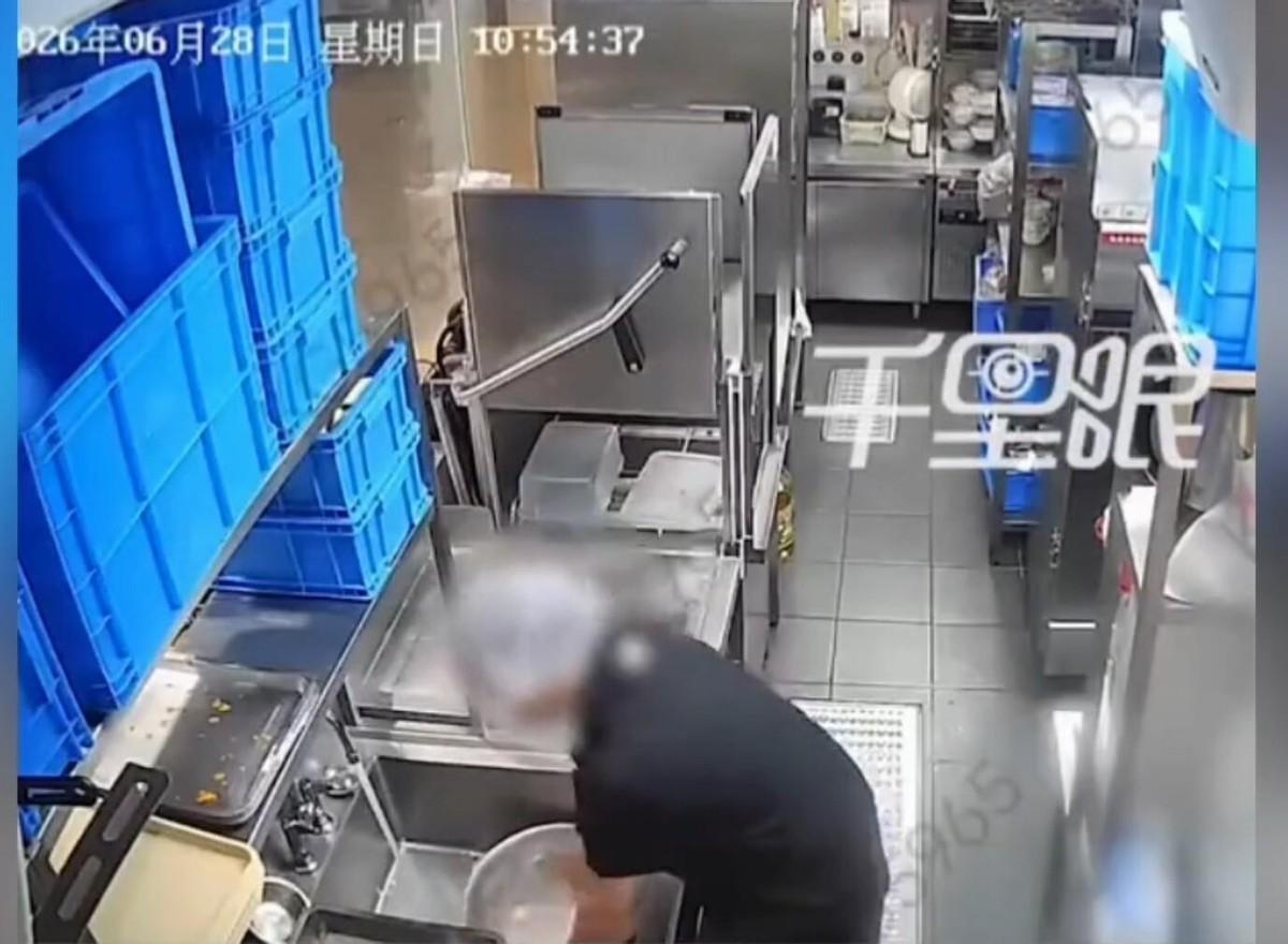这哪儿是相亲，这简直是给自己找了个“爹”回来供着。
端午上门，看见未来婆婆一个人