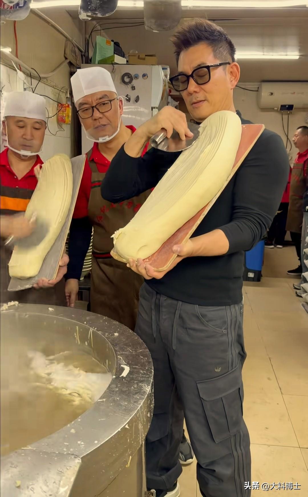 任贤齐山西体验制作刀削面，架势到位却翻车笑翻全场
 
近日，歌手任贤齐现身山西大