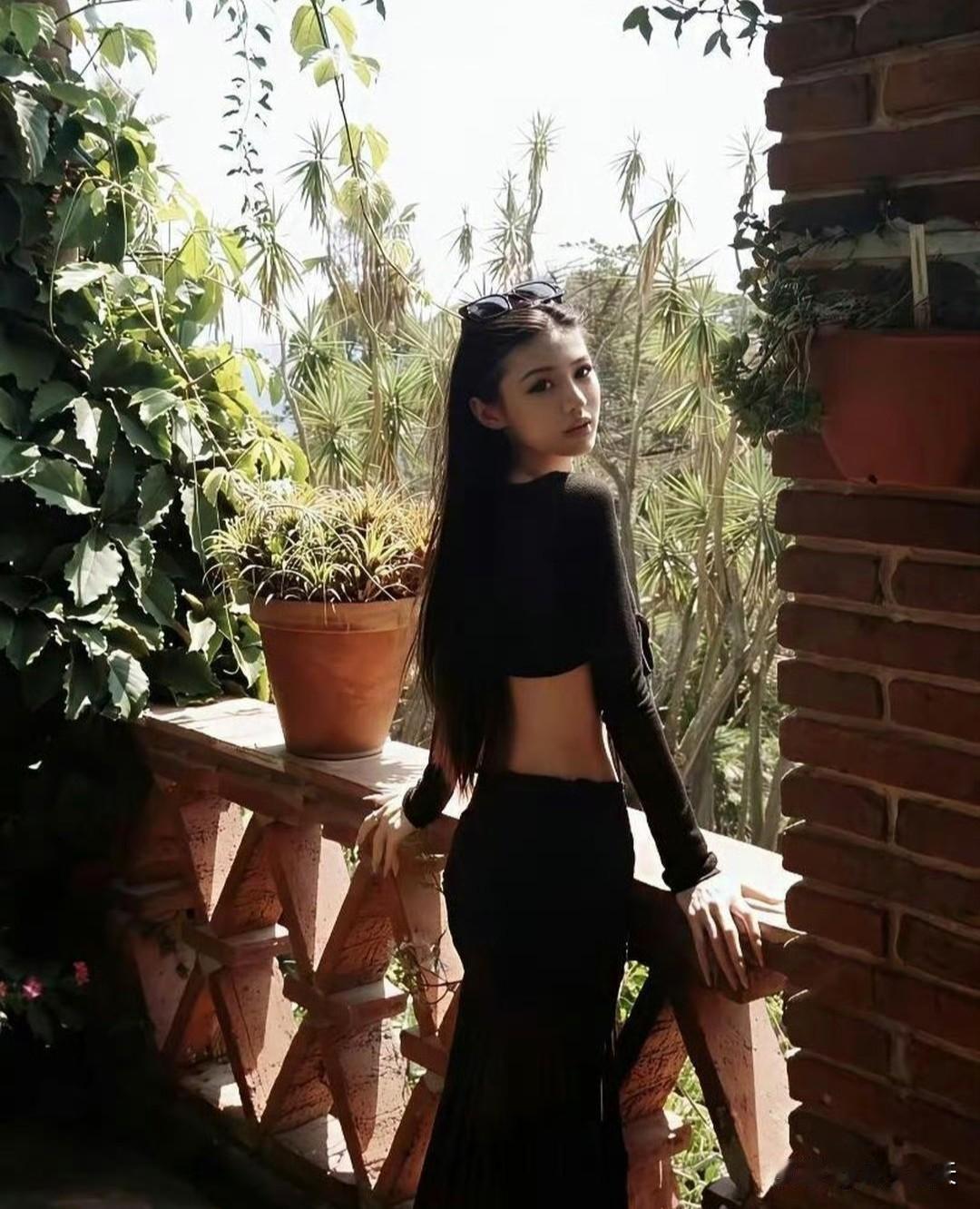 汪峰大女儿近照，小苹果今年21岁了！真是随了人家亲妈，葛荟婕的身材了，很高挑纤瘦