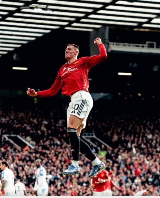 谢什科，这个被阿莫林视同草芥的中锋，如今已是曼联的顶级杀手！8场7球，球球绝杀！