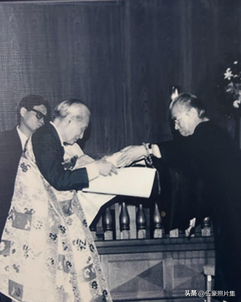 1990年5月23日，日本龙谷大学授予中国佛教协会会长赵朴初荣誉文学博士学位，这