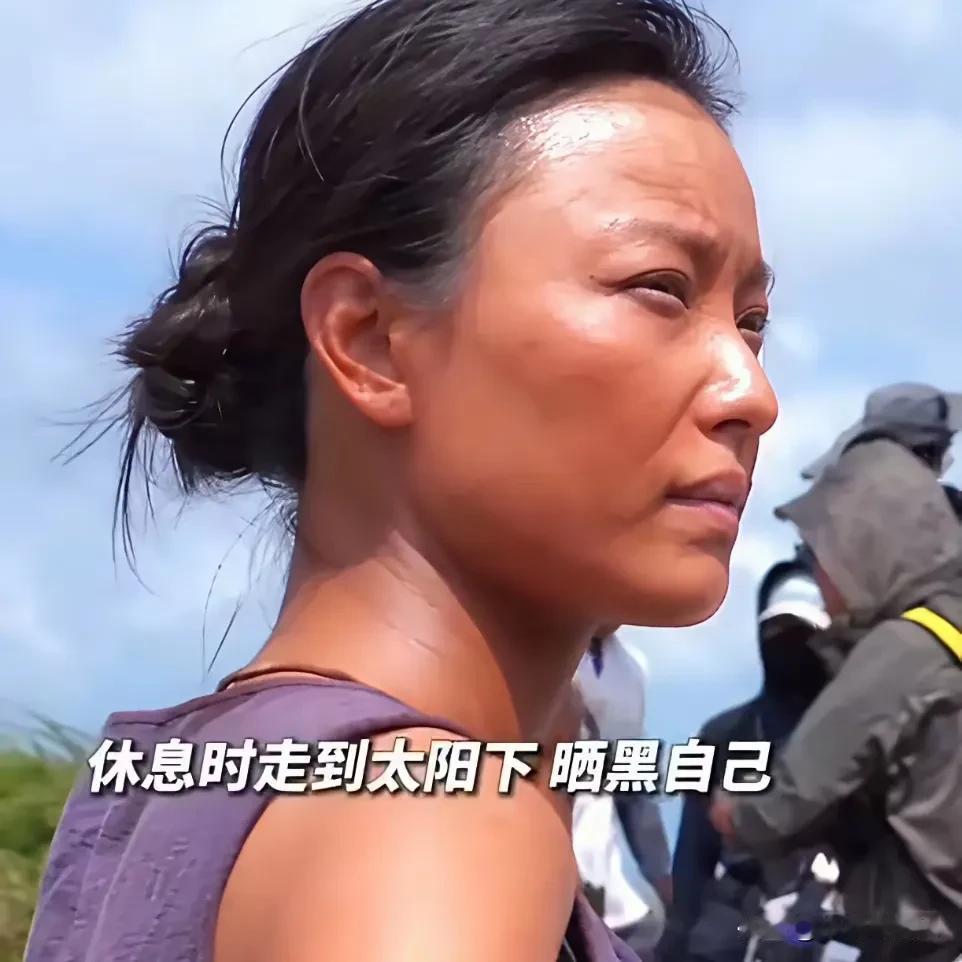 讲真的第一眼真没认出这是倪妮！

为了演好渔民

她是彻底豁出去了

晒成一身黢
