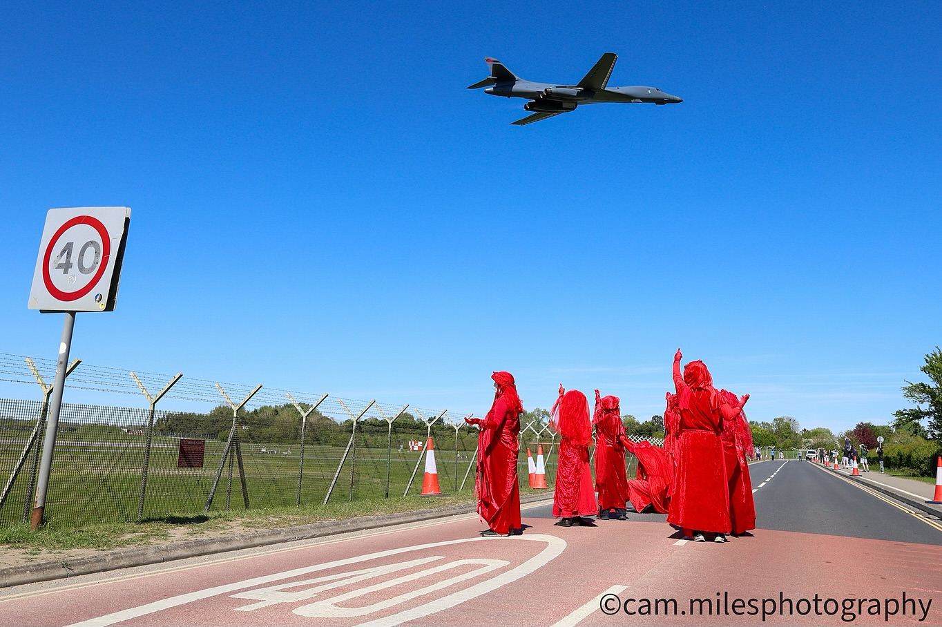 英国皇家空军费尔福德基地外的反战示威人群，该基地目前由美国空军使用，部署了十多架