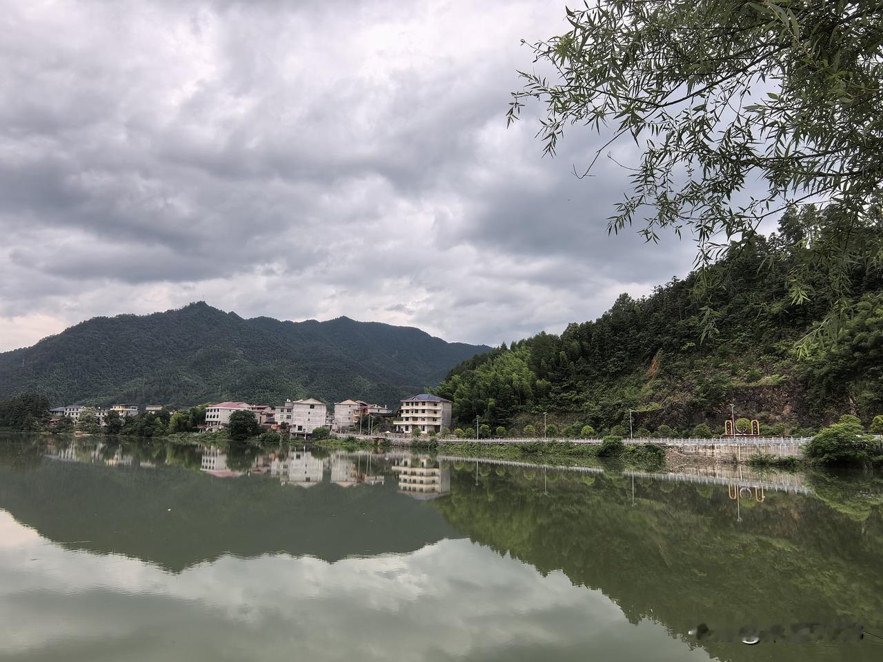 今天去玩了。离县城十几里的地方，有一个风景区，听人说不错，但我还没去过。

今天