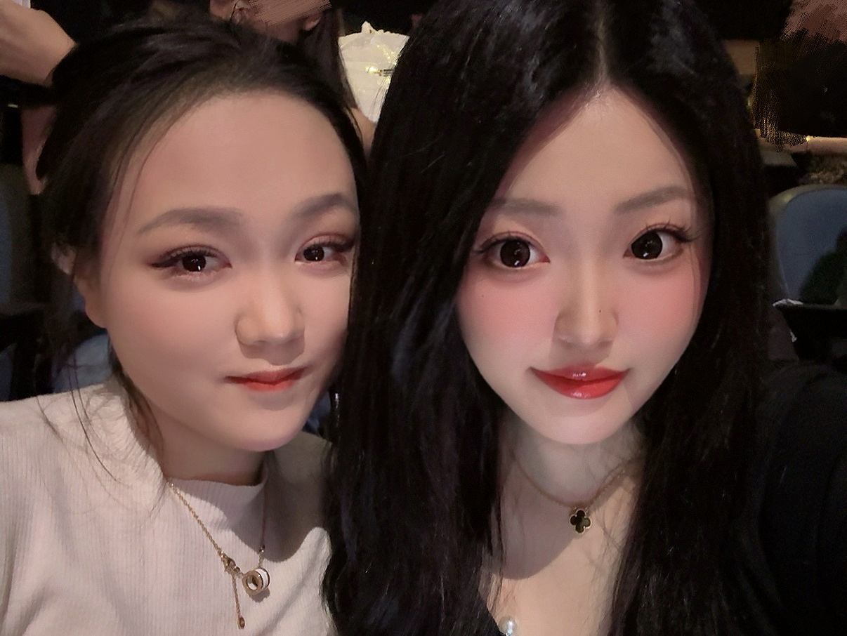 姐妹俩可算是坐一起了 