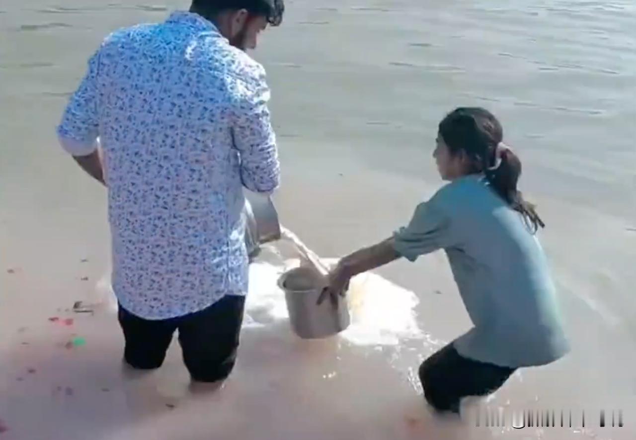 印度男子宁愿倒掉牛奶也不愿施舍给贫困儿童，课本上资本家倒牛奶的章节具象化了。1月