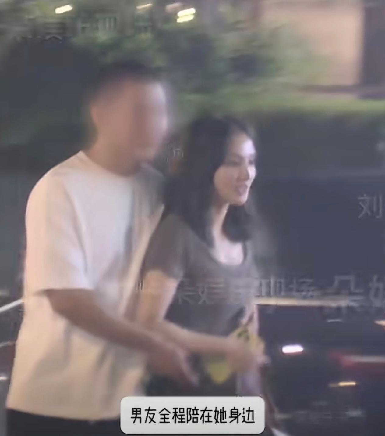 彭小苒官宣恋情，男友是圈外人。

现在能承认恋情的明星不多了，有多少被拍到了都不