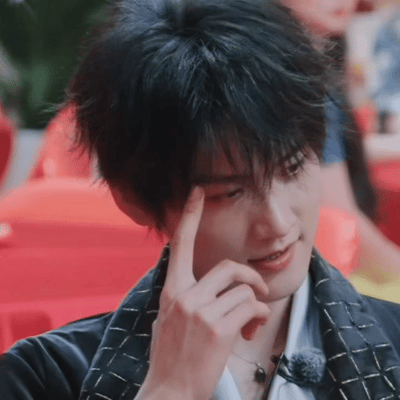 下次线下我要喊“周柯宇饭撒吗？跟我”“周柯宇看镜头吗？跟我” 
