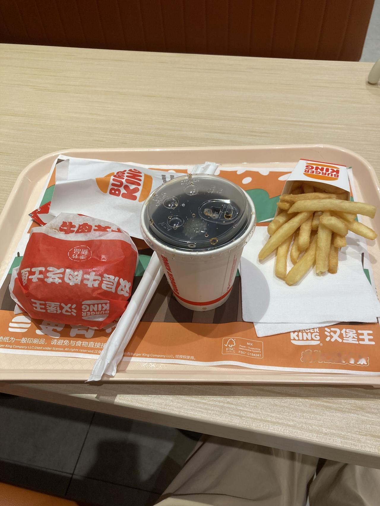 我亲自测评一下。一个双吉士牛肉堡，一个小份的薯条，五个洋葱圈，一杯小可乐，花了2