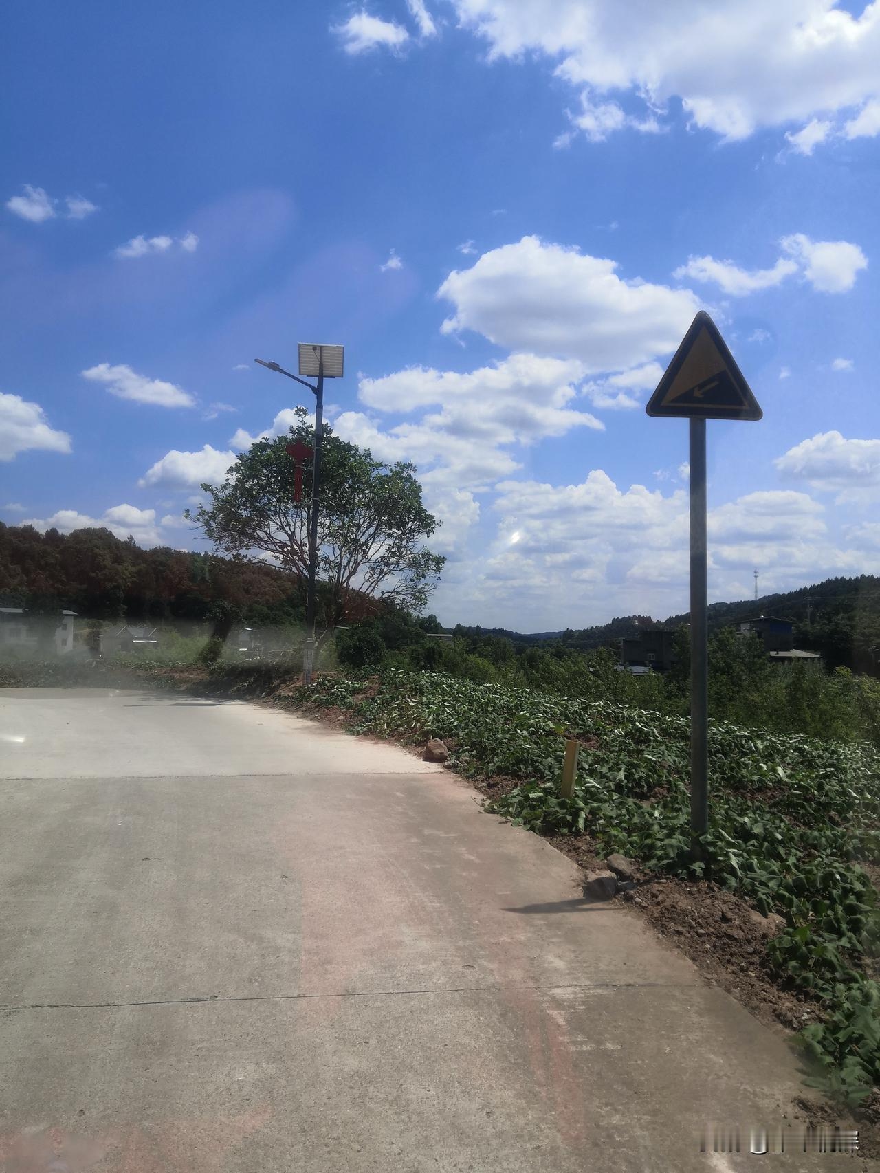 在乡镇上去买东西
中江县西南部小镇农村，三轮车在山间小路上行驶，刚出门，也就是觉