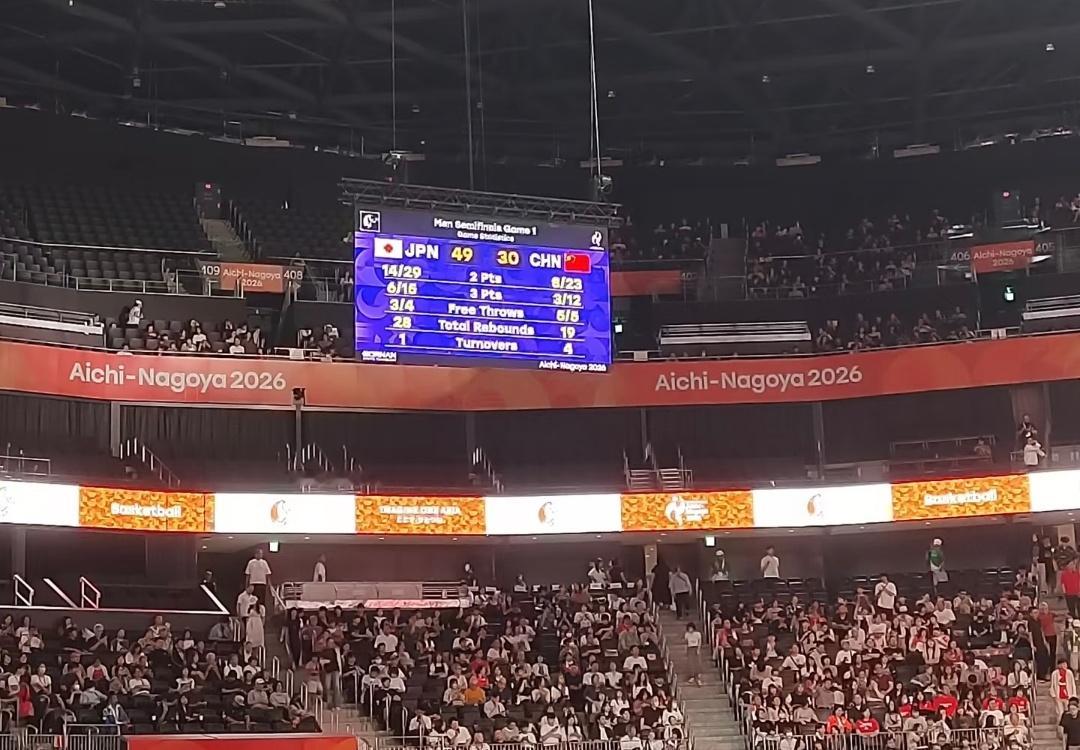 中国男篮醒一醒中国男篮上半场状态慢热半场30‑49，被对手拉开巨大分差。调整好状