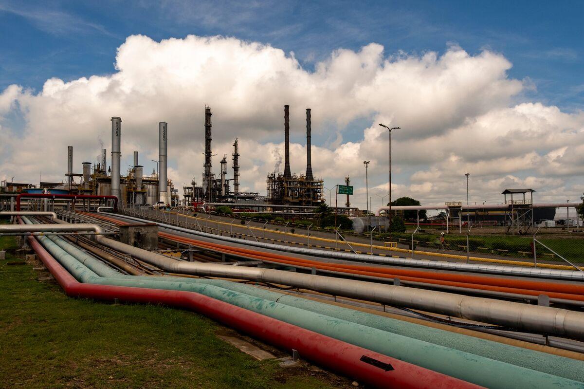 油价持稳，全球供应过剩与俄罗斯制裁成焦点