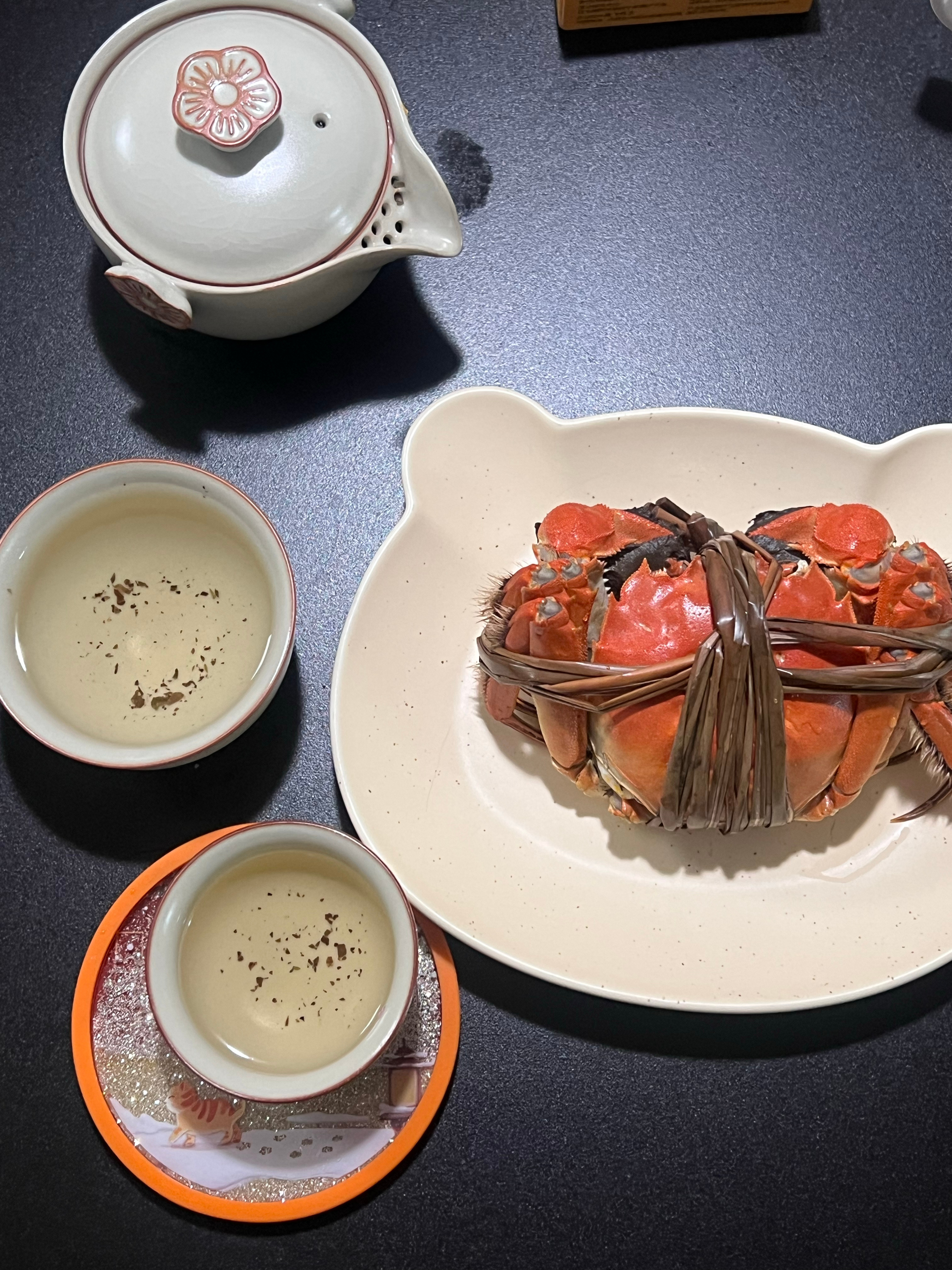 从北京带回来的杯垫还是流麻的，晚上喝茶吃螃蟹发现颜值好高。我发现现在好多都是这种