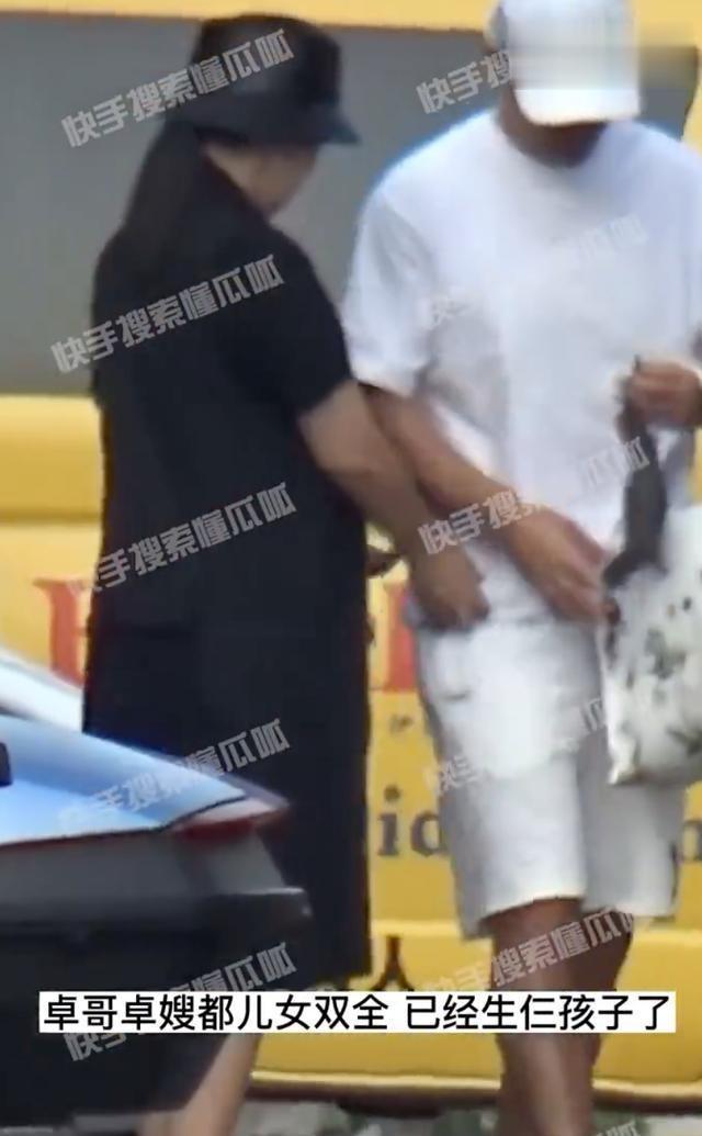 9月8日，媒体捕捉到了赵文卓与妻子张丹露一同出门的场景。两人手牵手，张丹露身穿黑