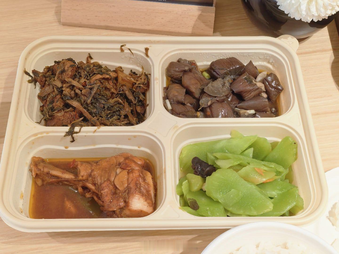 提车顺带浅尝一下4S店盒饭，味道居然还不错，坐等开新车出发～ 