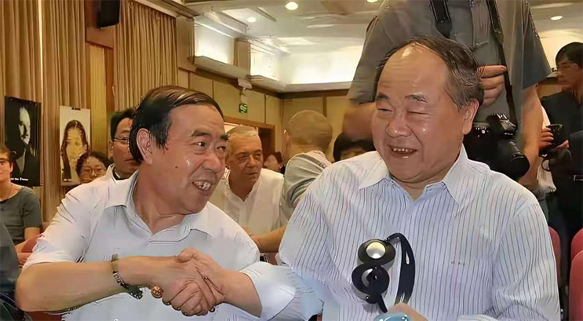 看看今天的中国文坛 “垃圾化” 乱象，便能理解，当年主席为何坚决对脱离群众的“知