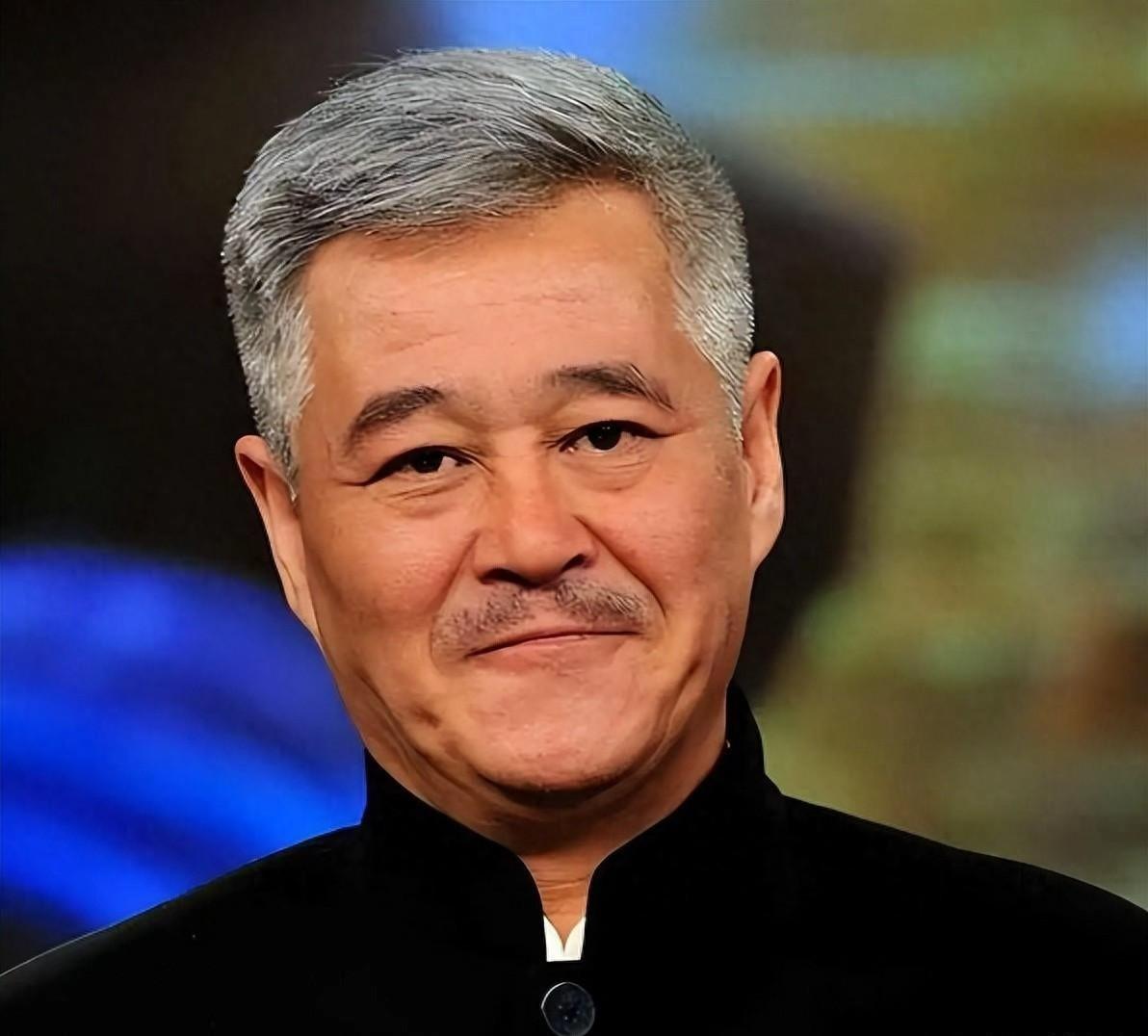 赵本山的儿子赵一楠一直在幕后做影视和民俗项目，去年还带着团队跑辽宁各地录二人转老