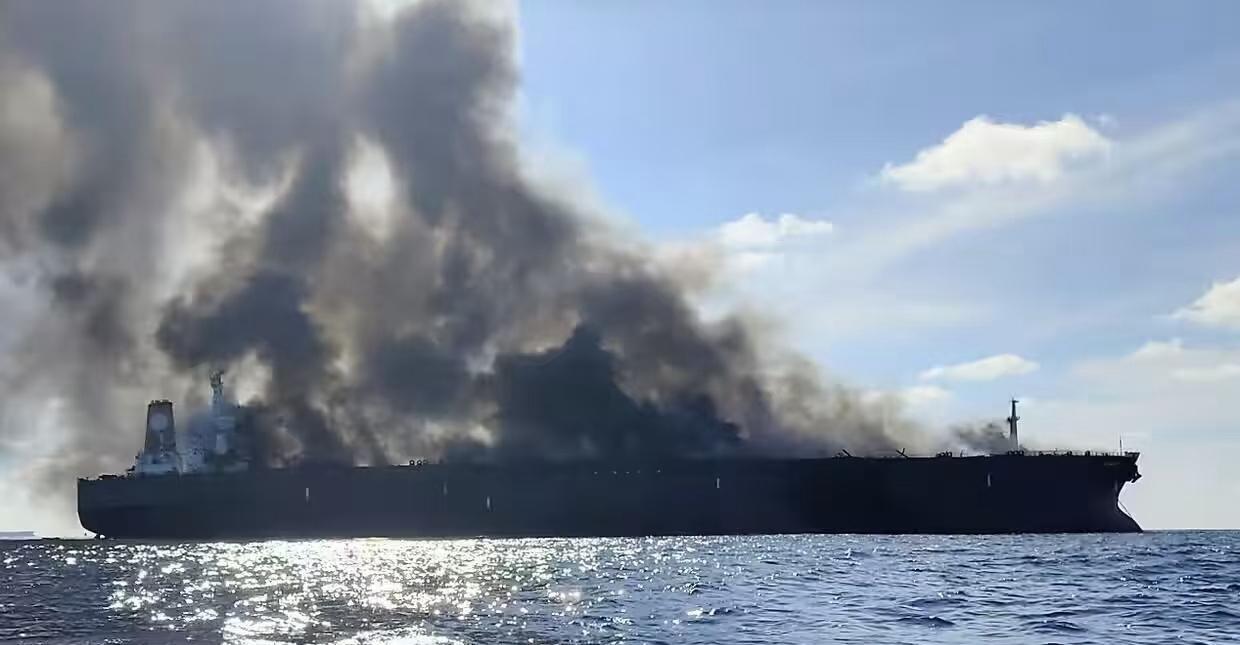 印度被特朗普忽悠惨了，两艘装有200万桶石油的印度油轮在霍尔木兹海峡遇袭。说好的