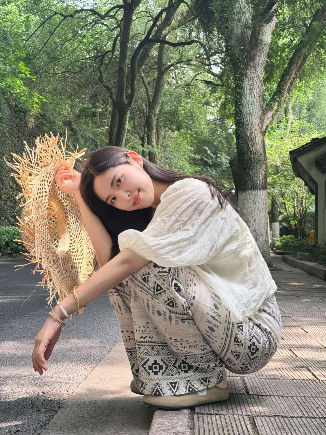 阳光洒落，树影婆娑，少女与自然和谐共处。