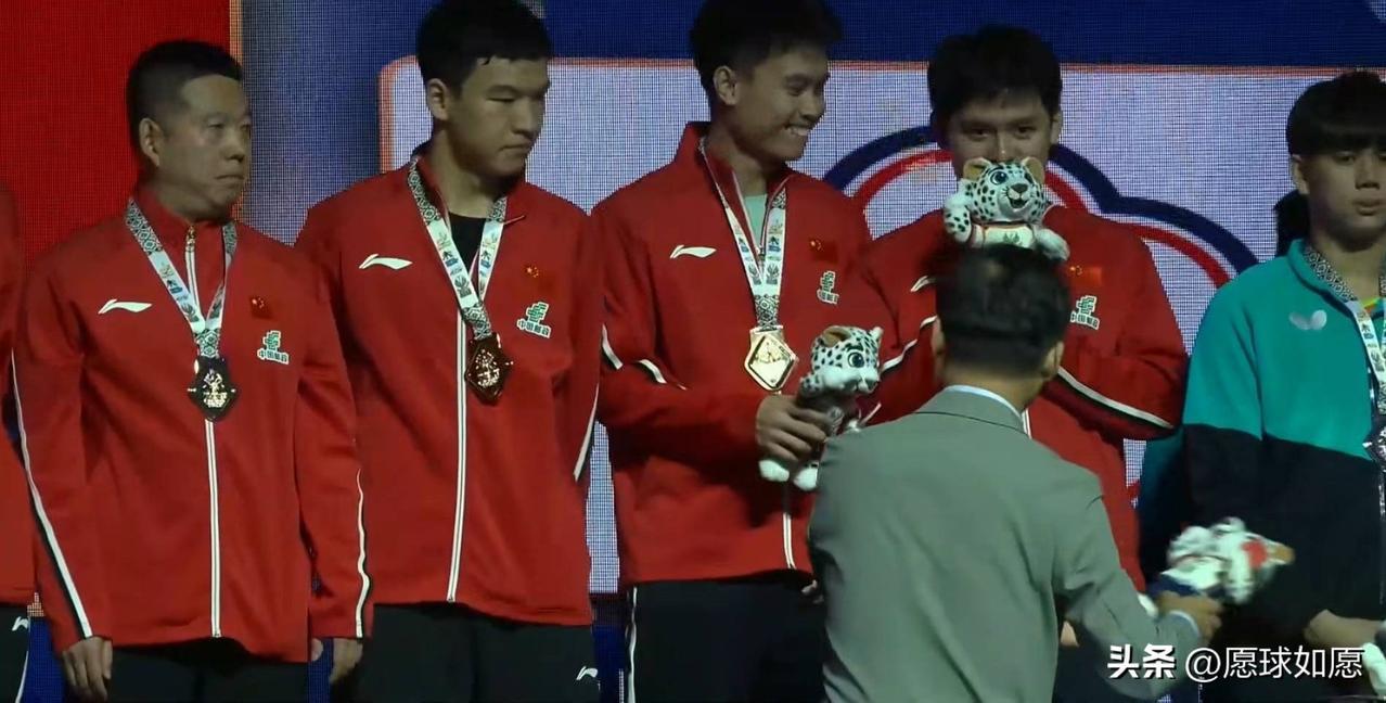 领奖台上，最开心的居然不是冠军。
这一幕把不少球迷看乐了。国乒男团3-0干净利落