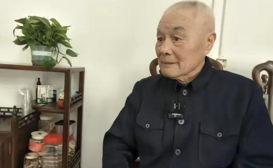 浙江宁波98岁的王春文老爷爷突然爆火。刚拿下国家慈善界最高荣誉“中华慈善奖”，像