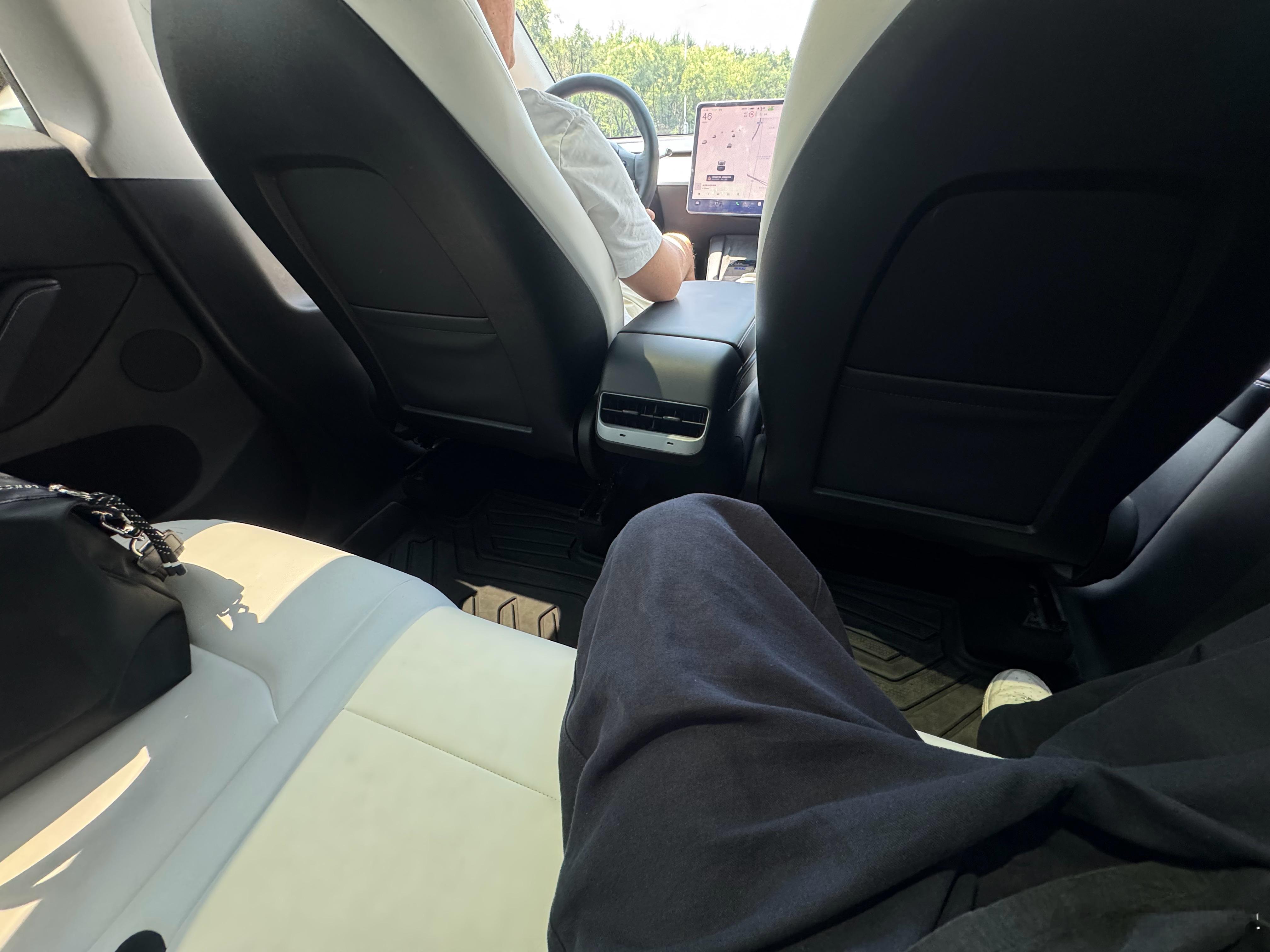 如果你滴滴叫到一台特斯拉Model Y，还是没有座椅套的白内，那么司机一定是来打