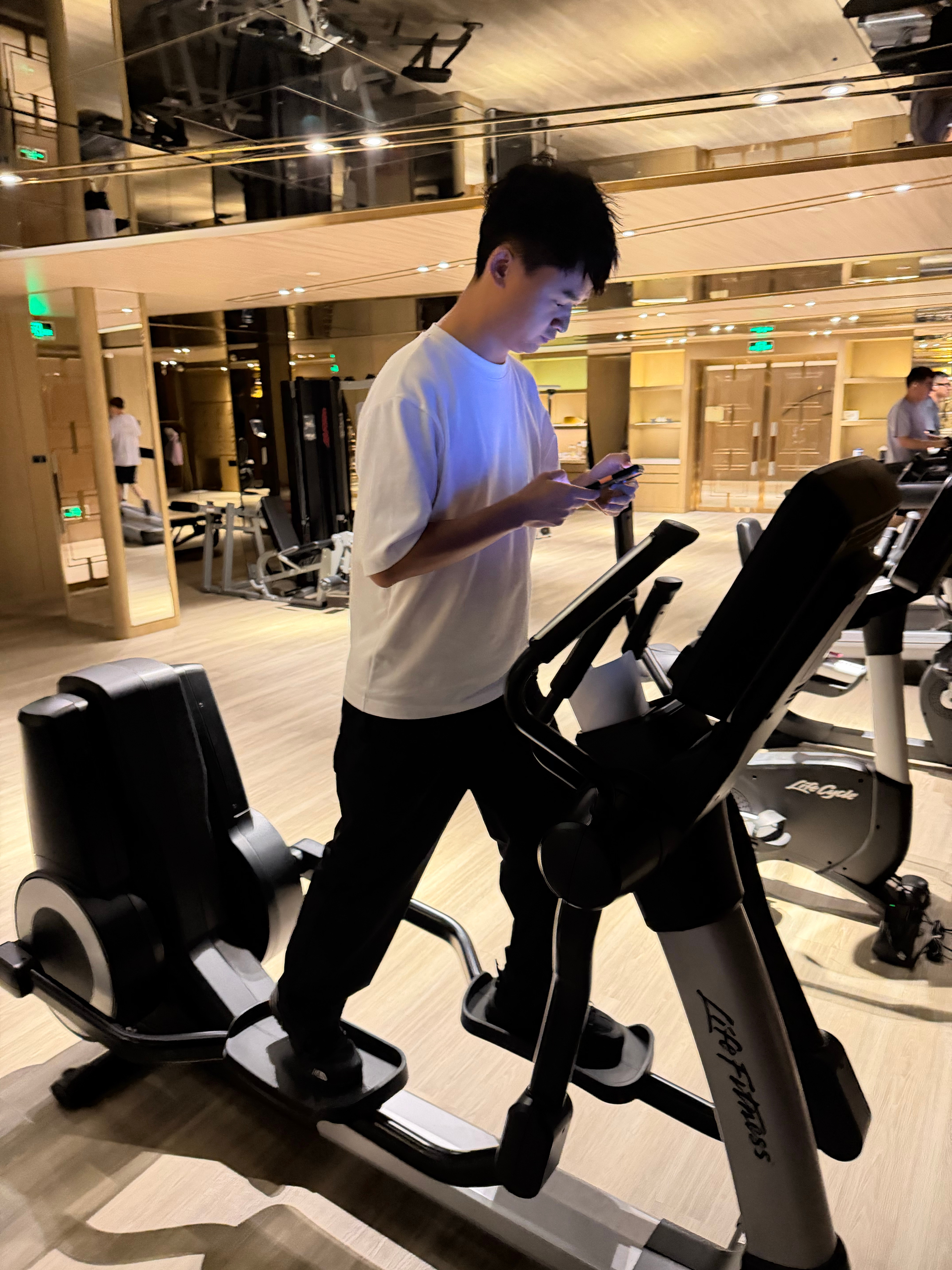 杰灵叫我来给他当健身教练 