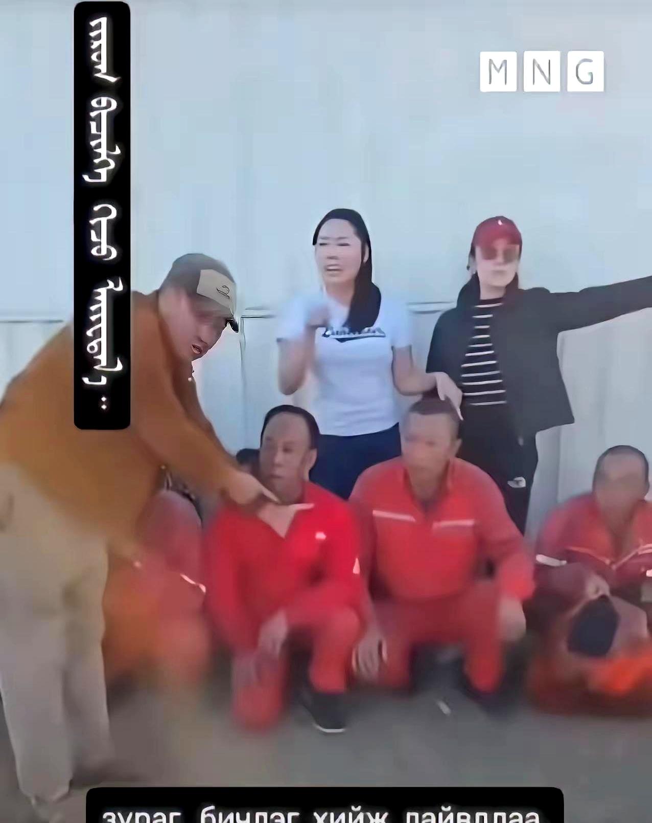 拳头就能当通行证？让人弯腰蹲下就算本事？光想想都窝火。
老一辈经历过侵华日军的屠
