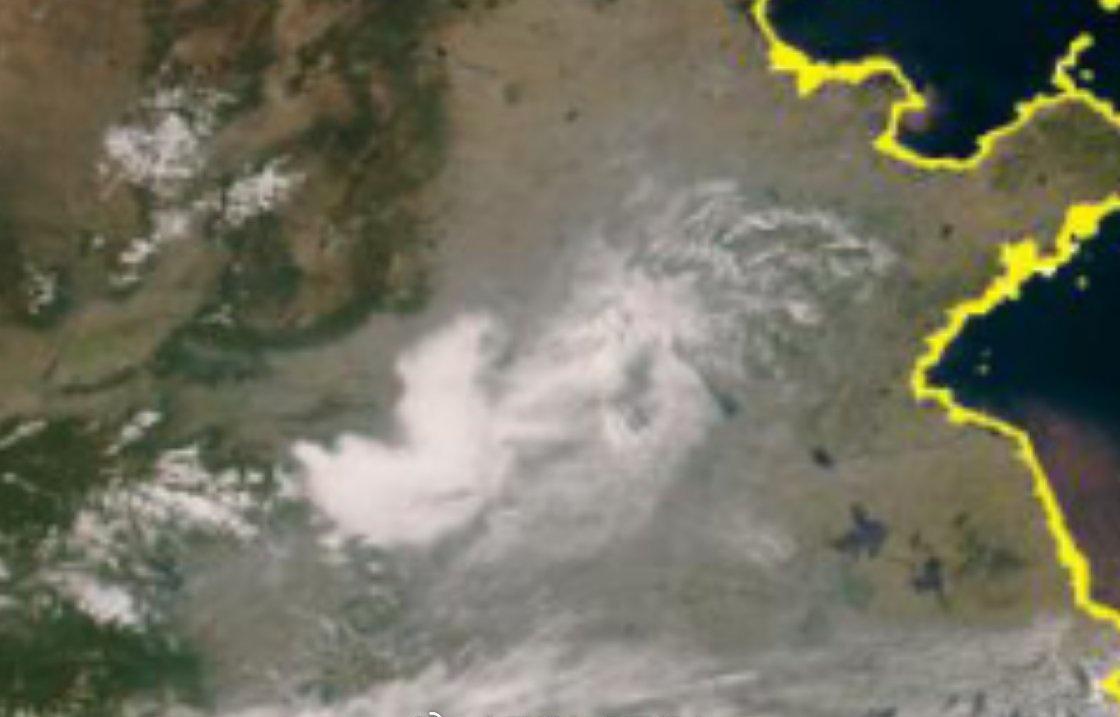 中午前后，河南山东一带能见度依旧较差，卫星云图上为云雾霾混合体。同时导致气温也比