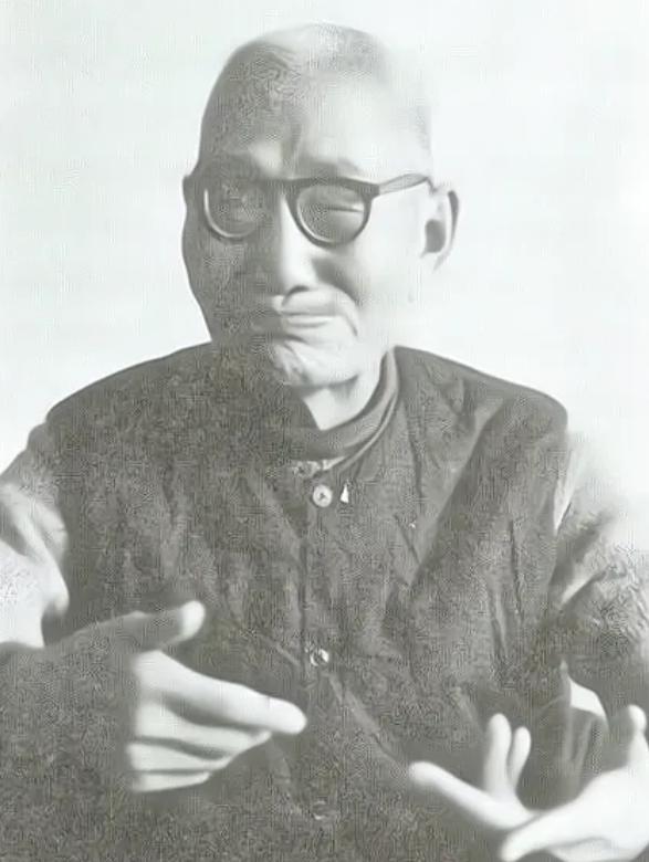 1937年，日军往堆成山的尸体上浇满了煤油，随后一把火点燃。突然，一具“尸体”开