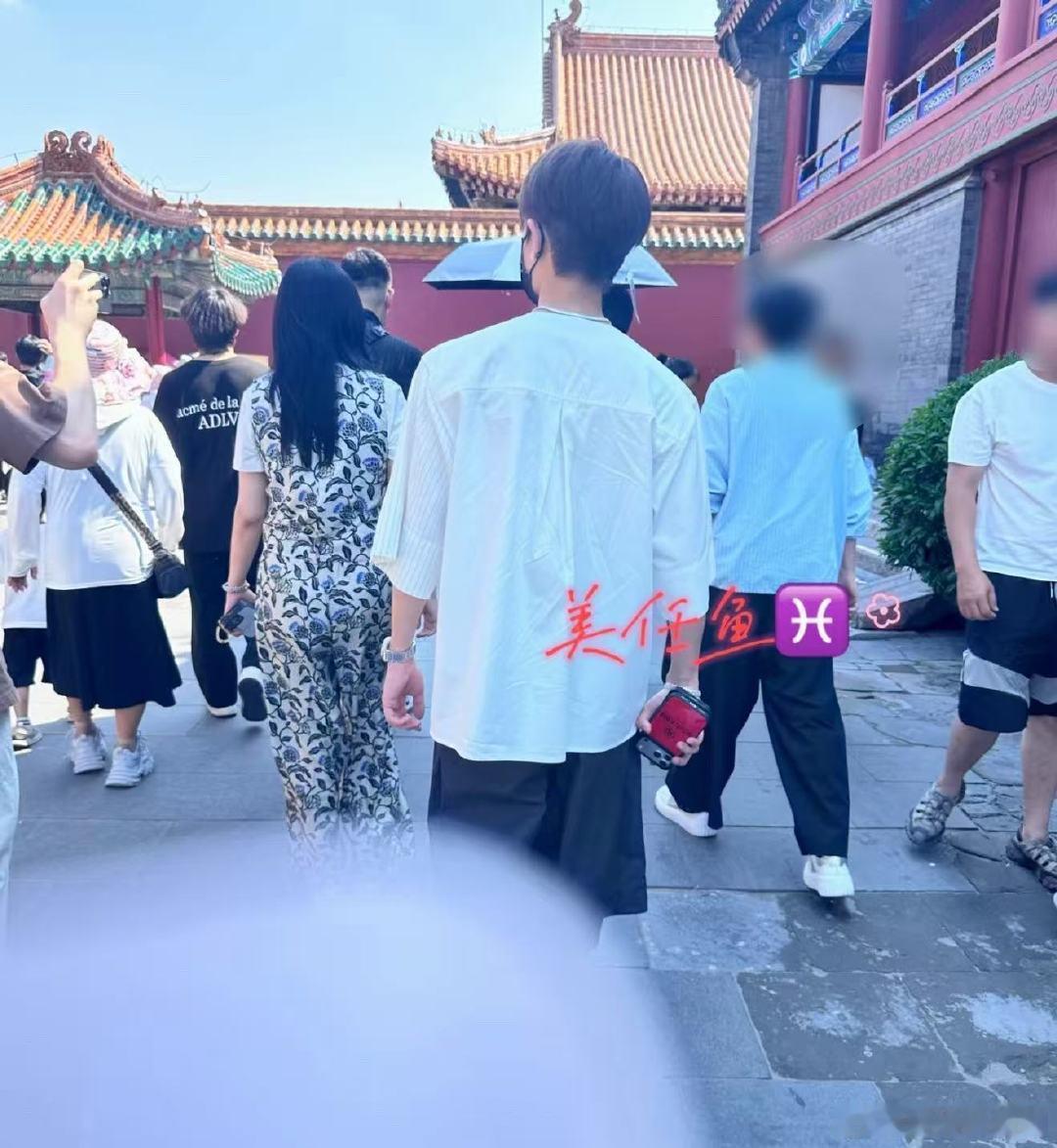 沈阳故宫偶遇任嘉伦网友沈阳故宫偶遇任嘉伦 网友沈阳故宫偶遇任嘉伦