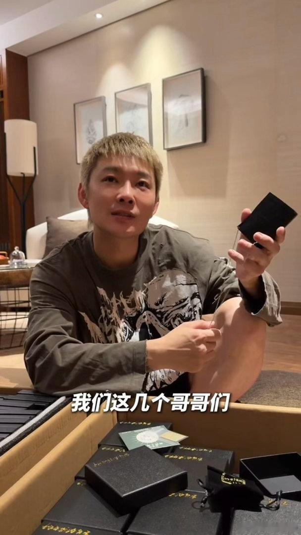 老舅给五哈准备了四百多份礼物很难得见到这么照顾全剧组的嘉宾！老舅提前准备四百多份