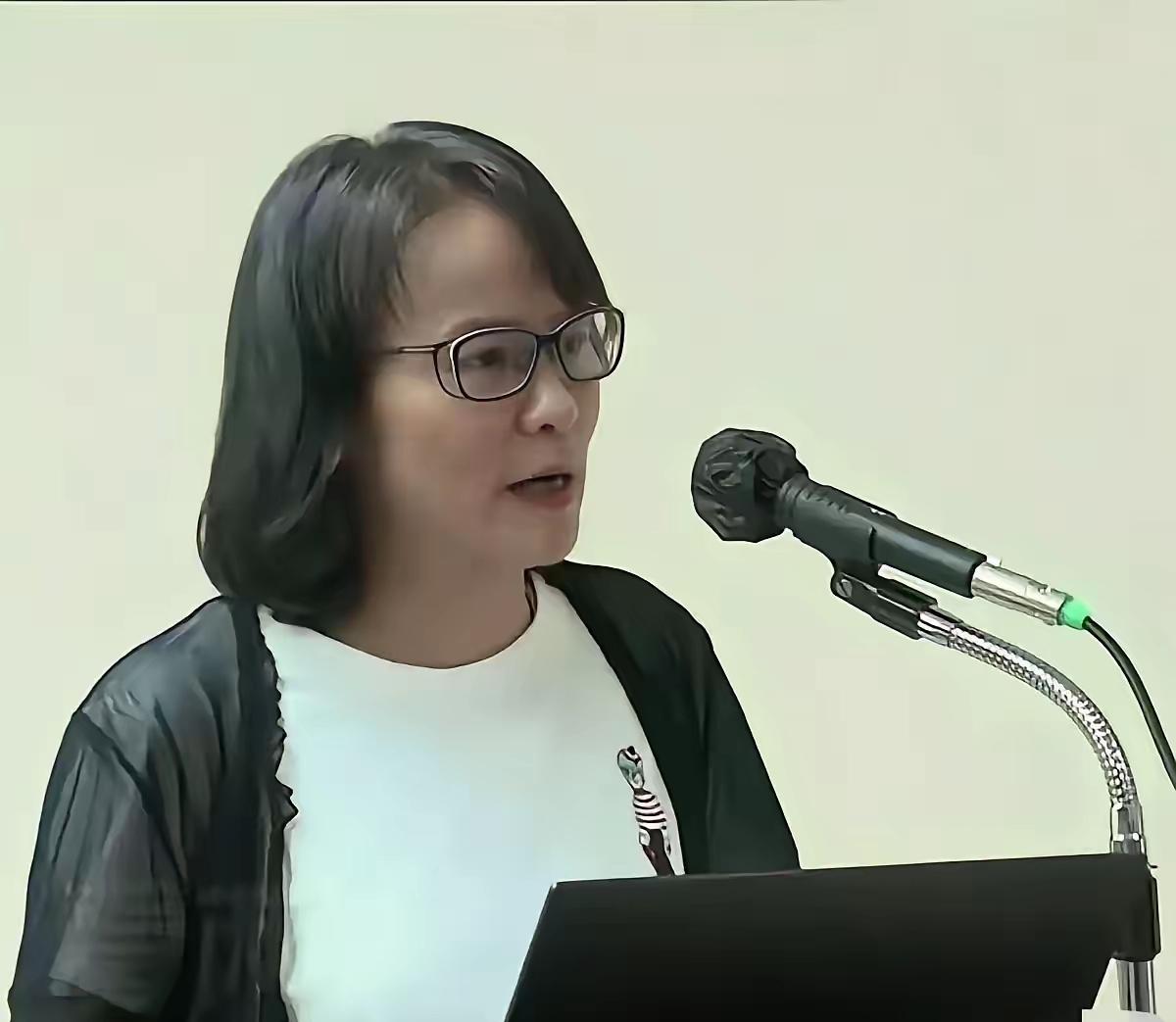 台北爱国高中语文教师区桂芝严厉抨击郑丽文说: 你一边说和平，一边购买军火，这可能