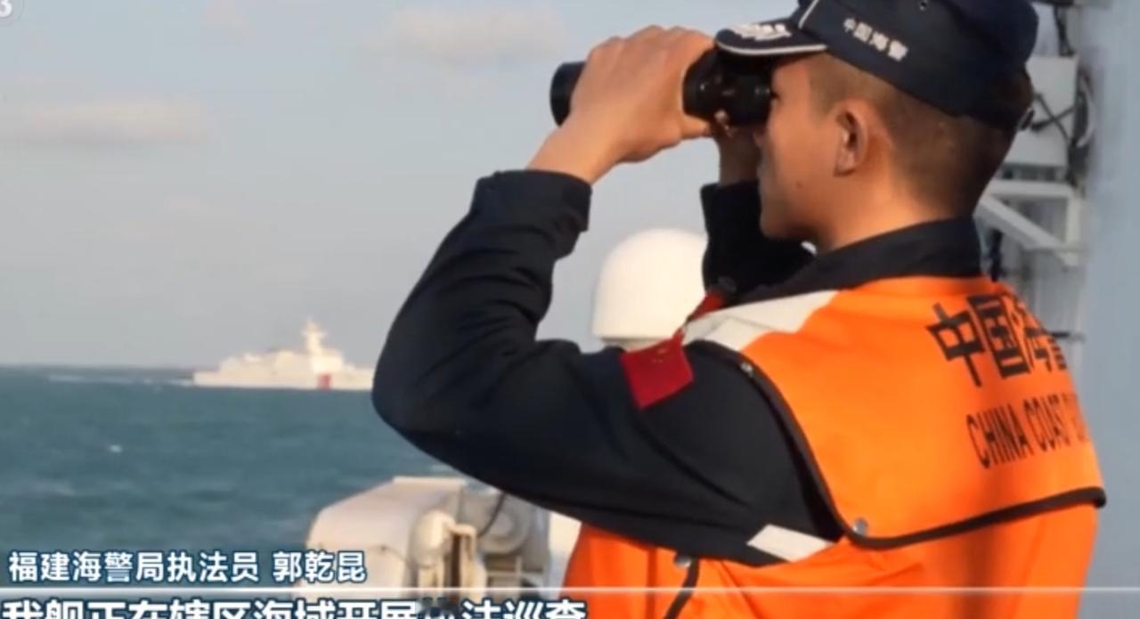 福建海警组织舰艇编队，依一个中国原则依法管控台岛及其附属岛屿周边海域。画面里执法