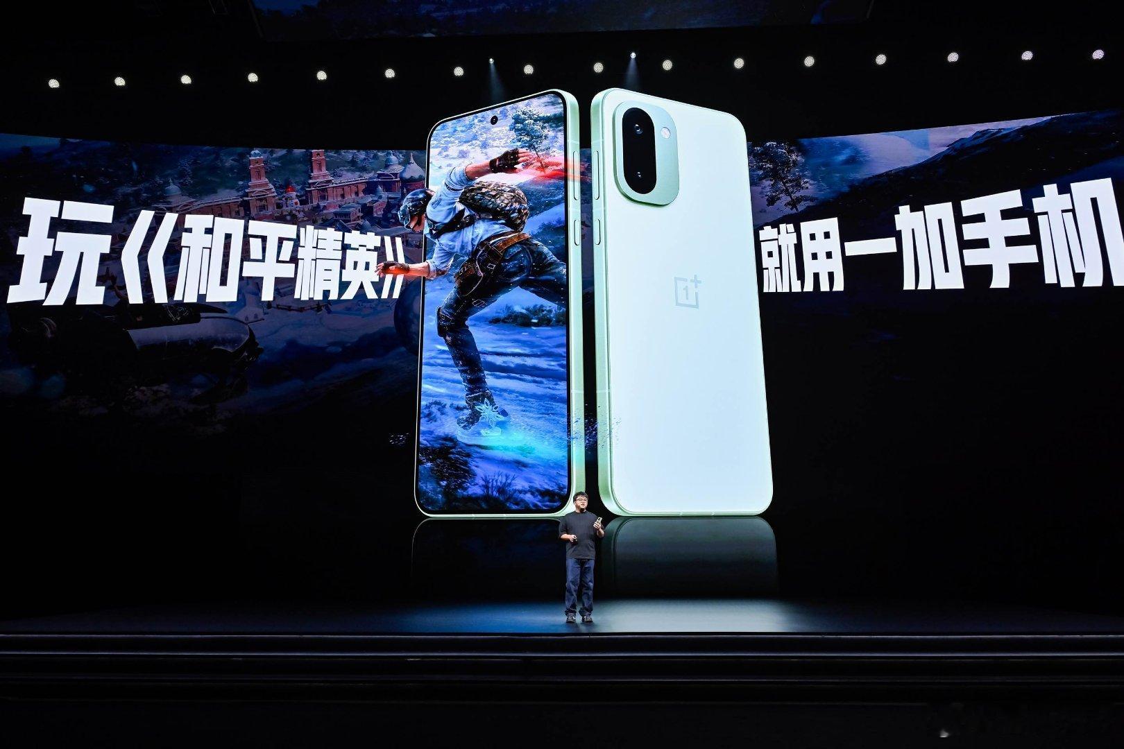 一加Ace6T搭载与一加15同款的Ultra级165Hz 极速高刷屏，以“快人两