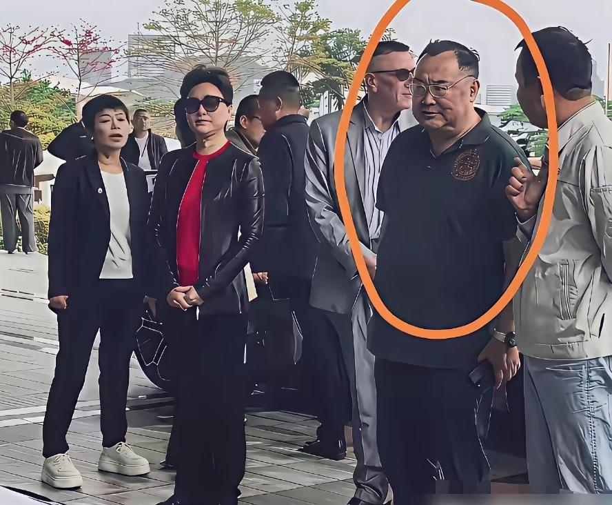 很多人为杨澜惋惜！丈夫吴征外形普通，身材走样，看着气场凶悍，不少网友感慨可惜了曾