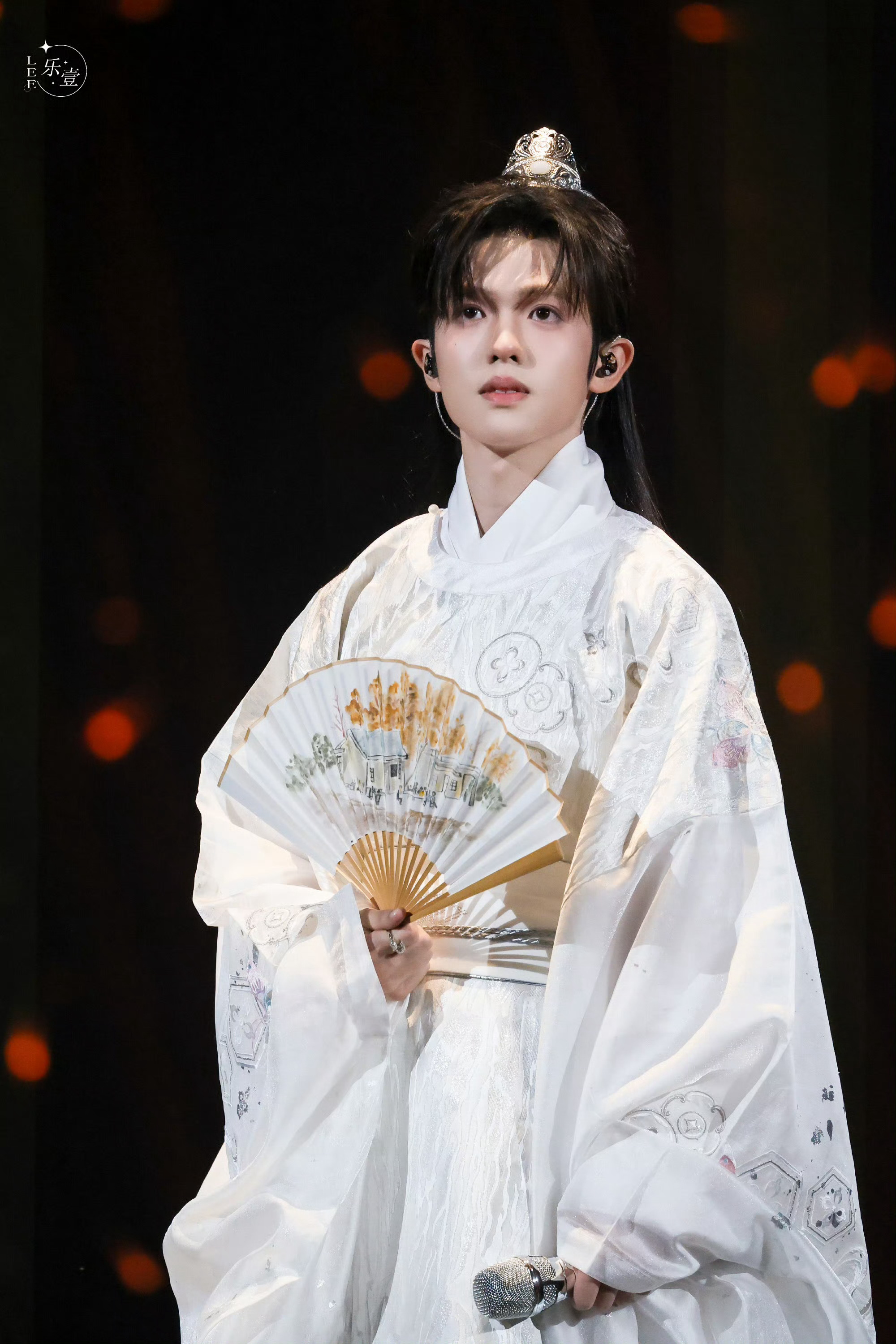 李昊也是个古今皆宜的大帅哥耶！这个长发抹额的造型也好惊艳，感觉如果有机会能够尝试