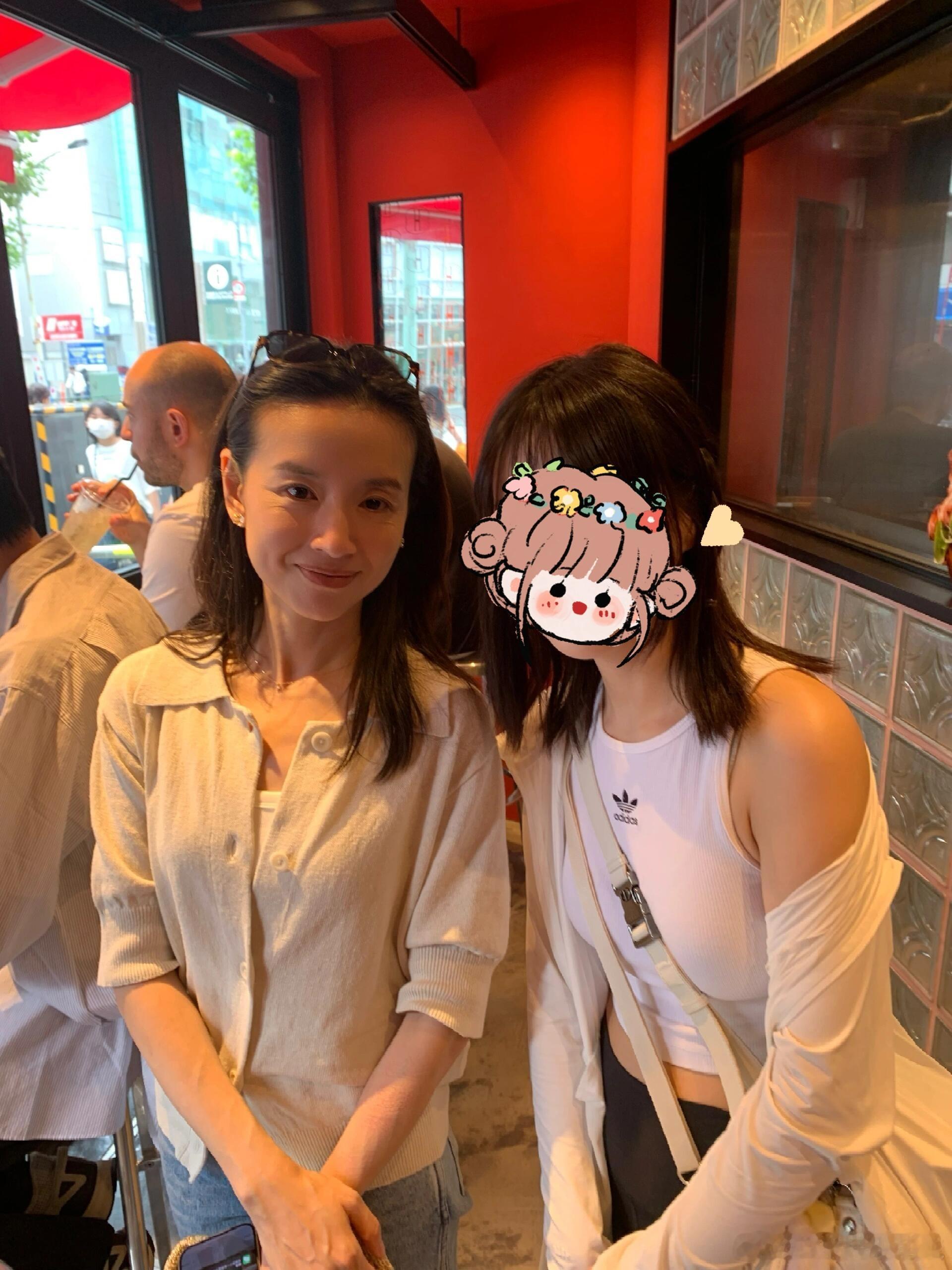 #董洁带顶顶日本度假##董洁带儿子日本度假# 董洁带儿子日本度假，与路人亲切合影